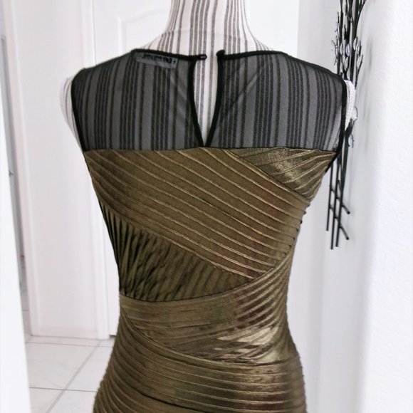 Brand New Calvin Klein Gold Metallic Fitted Sleeveless Party Dress Shimmery 4 - Picture 10 of 12